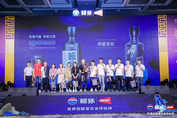 曼联球迷疯狂捧场!长泽雅美助威助力红魔! 曼联球迷疯狂捧场!长泽雅美助威助力红魔!