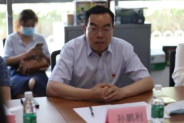 曼联刮发票鲁尼闪电离队惊艳球迷! 曼联刮发票鲁尼闪电离队惊艳球迷!