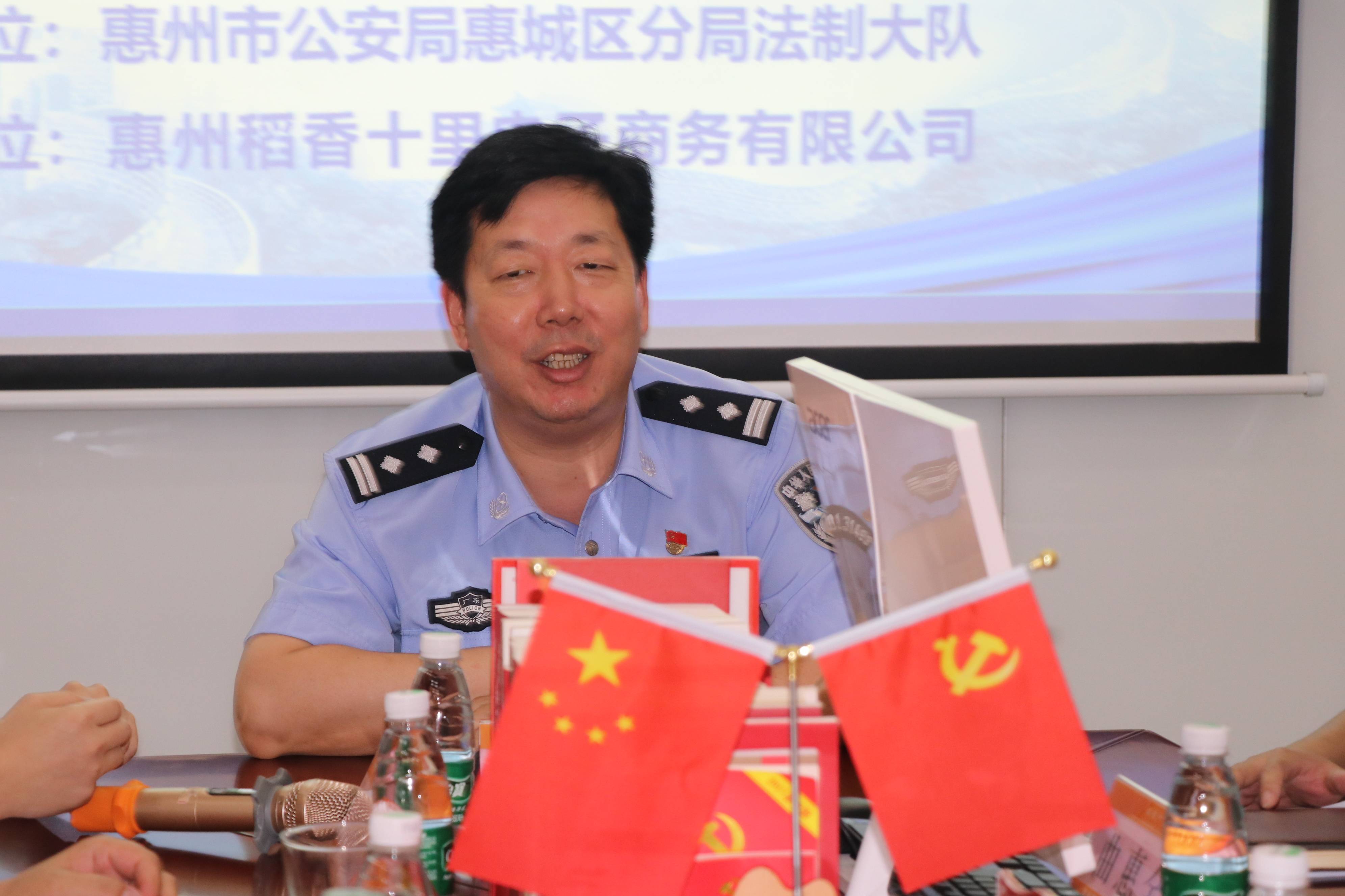 巴萨新赛季亮相!第二客场队服惊艳登场! 巴萨新赛季亮相!第二客场队服惊艳登场!